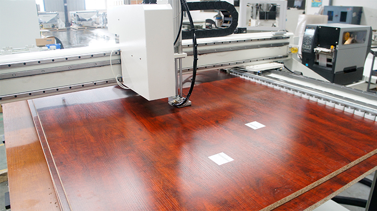 EXCITECH CNC mekanizazio zentroko ekipamendua erabiliz, karrusel erreminta aldizkariarekin, Henan-DAESHIN-ek DASHIN HOME DESIGN FACTORY sortu zuen, fabrikazio adimendunaren proiektu pilotu nazional gisa saritua.
