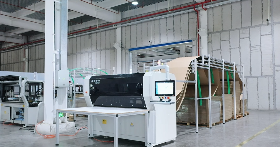 Excitech-ek Abiadura Handiko Kartoi Makina abiarazten du altzari-fabrikako taula-ontzien industriarako.