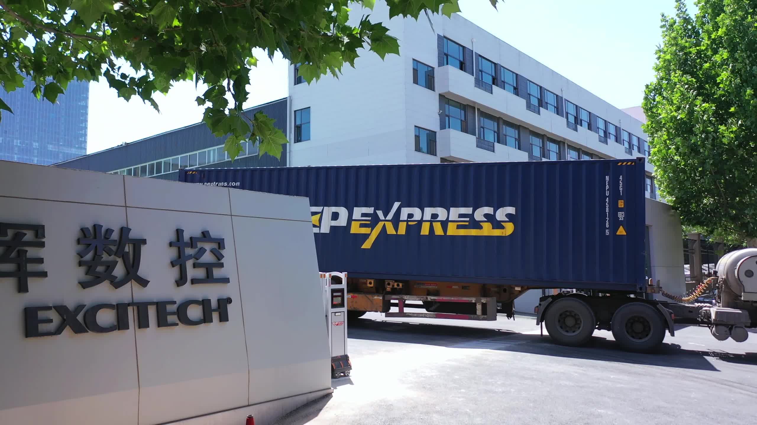 Excitech fabrika bezeroen eskaerak bidaltzen ari da. Salgaiak segurtasunez entregatu bezeroaren fabrikara